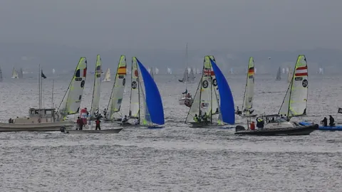 黄友政全运会球技超群，险失鞋子引笑，孩童欢声不断！