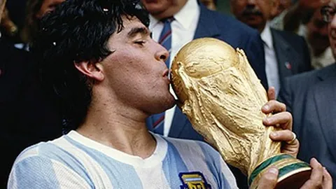 萨拉赫梅开二度助利物浦逆转热刺，球队重返英超积分榜榜首